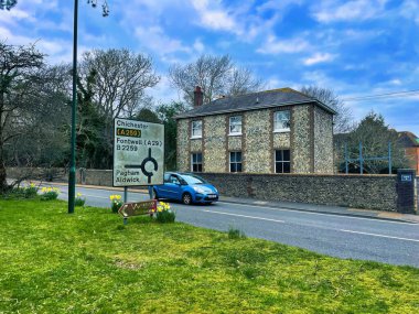 Bognor Regis, Birleşik Krallık - Mart 06 2022: Chichester yakınlarındaki bir yol işareti trafiğin geçeceği yönü gösterir