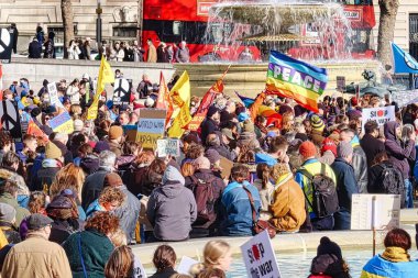 Londra, Birleşik Krallık - 6 Mart 2022: İngiliz başkentinin merkezindeki Trafalgar Meydanı 'nda bir Rus Savaşı Pro Ukrayna gösterisi devam ediyor