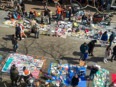 Hollanda, den haag - 27 Nisan 2023: İnsanlar kralın doğum gününde sokak festivali için turuncu giymişti.