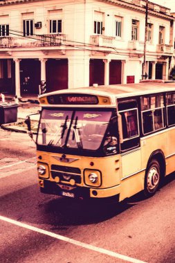 Havana, Küba - Temmuz 06 2018: Hollanda 'ya giden terk edilmiş bir Avrupa otobüsü Küba' da yeni bir hayat buldu