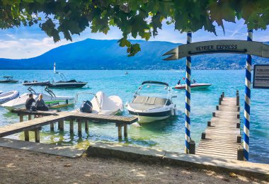 Veyrier du lac, Fransa - 16 Eylül 2018: Annecy Gölü 'nde feribotun göl etrafında tur atabileceği bir iskele.