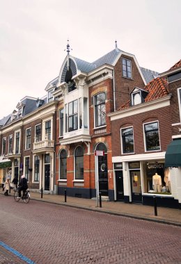 Voorburg, Hollanda - 04 Mayıs 2021: Küçük bir Hollanda kasabası ve çevresindeki tarihi evlerin sokak manzarası