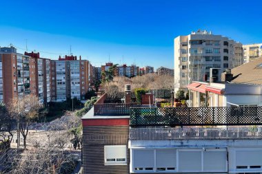 Madrid, İspanya - 20 Şubat 2022: Emlak binaları sokakları ve açık gökyüzü olan bir yerleşim alanı manzarası
