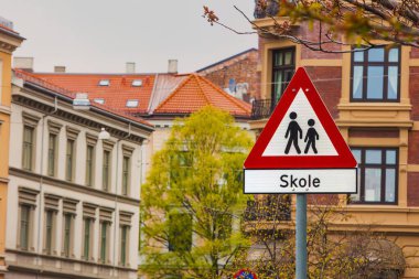Oslo, Norveç - 25 Nisan 2012: Norveç 'te bir okul veya skole' un yakınlarda olduğuna dair araba sürücüleri için bir uyarı işareti