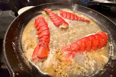 Port Perry, Kanada - 11 Eylül 2023: ıstakoz rulosu ya da kuyrukları kaynar su ve sosis dolu bir tavada hazırlanıyor.