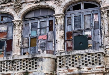Havana, Küba - Temmuz 06 2018: Bu sömürge dönemi binalarının bakımı için para yok
