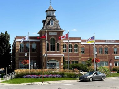 Port Perry, Kanada - 29 Ağustos 2023: Önünde bayraklar olan tarihi hükümet binası