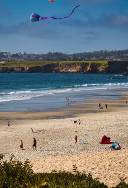 Carmel, ABD - 18 Şubat 2020: Bir grup çocuk Carmel sahilinde uçurtmayla oynuyorlar.