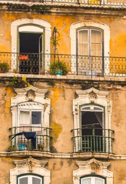 Lizbon, Portekiz - 7 Mart 2008: Yıkanma sırasında tarihi bir binanın cephesi hatlarda kuruyor