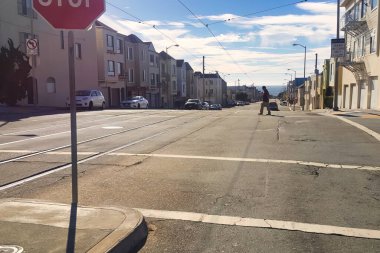 San Francisco, ABD - 23 Eylül 2015: Günbatımı bölgesinde büyük bir bulvarda yaya geçidinde bir durak.