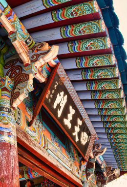 Seoraksan, Güney Kore - 8 Temmuz 2015: Dağlardaki bir Kore tapınağının ahşap oyması ve renkli detayları