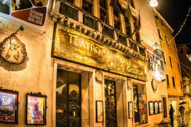 Venedik, İtalya - 16 Şubat 2016: Turistler yokken Venedik ziyareti. Sadece birkaç hizmet ve bina açık..