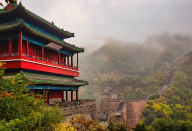 Pekin, Çin - 27 Ekim 2017: Çin Seddi 'nin ve sabah sisinin olduğu bir gözetleme kulesi