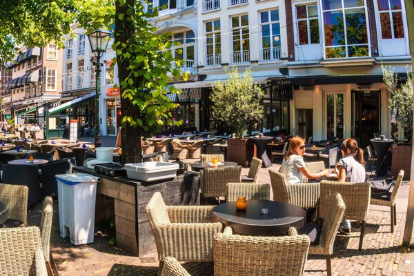 Хаг-Хаг, Нидерланды - 02 июня 2009 года: красивая терраса на площади перед парламентом