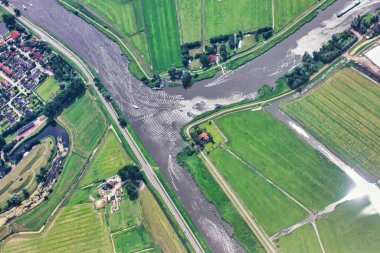 Schiphol, Hollanda - 20 Temmuz 2010: Kanallı tipik Hollanda kırsalının hava görüntüsü