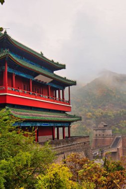 Pekin, Çin - 27 Ekim 2017: Çin Seddi 'nin ve sabah sisinin olduğu bir gözetleme kulesi