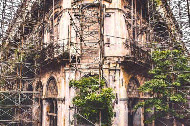 Havana, Küba - Temmuz 06 2018: Bu sömürge dönemine ait binaların bakımı için para olmadığı için bina bitkilerle dolu..