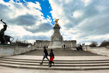 Londra, Birleşik Krallık - 6 Mart 2022: Kraliçe Victoria Anıtı 'nda ve Buckingham Sarayı' nın alışveriş merkezi tarafında turistler