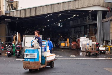 Tokyo, Japonya - 25 Kasım 2012: Shibuya balık pazarı Japonya 'nın en büyük balık pazarıdır ve sabahın erken saatlerinde ziyaret edilebilir. Ancak o zaman piyasa tamamen faaliyete geçebilir.