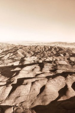 San Francisco, ABD - 04 Aralık 2011: Tepelerin etrafındaki ürkütücü gölgeler. Reno ve San Francisco arasındaki yüksek çöldeki tepeler.