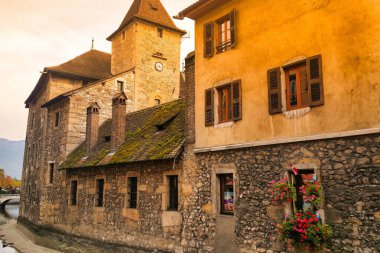 Annecy, Fransa - 20 Ekim 2015: Ortaçağ Annecy 'sindeki küçük kanalın ortasındaki hapishane adası. Ek bina sakin ve dinlenmek için ideal bir yerdir..