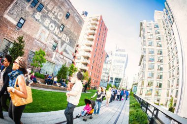 New York, ABD - 21 Nisan 2012: Kullanılmamış bir metro yolunun tepesinde bitkiler ve ağaçlarla çevrili bir eğlence parkı
