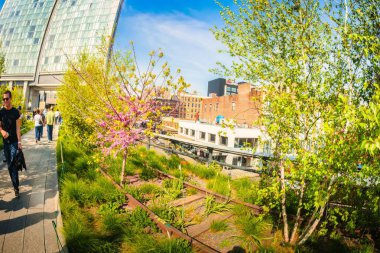 New York, ABD - 21 Nisan 2012: Kullanılmamış bir metro yolunun tepesinde bitkiler ve ağaçlarla çevrili bir eğlence parkı