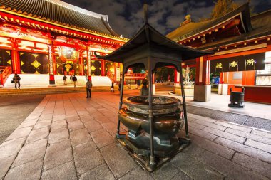 Tokyo, Japonya - 25 Kasım 2012: Senso ji Asakusa 'da en çok ziyaret edilen dini manzaralardan biridir ve gün içinde bile kalabalık olduğu için, ziyaret etmek için en iyi an