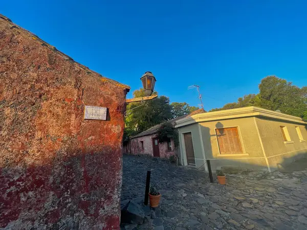 colonia del sacramento, uruguay - Kasım 2 2022: UNESCO 'nun dünya mirası sahasının Barrio tarihindeki küçük bir sokakta kaldırım taşları