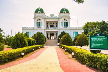 Cienfuegos, Küba - 12 Temmuz 2018: Cienfuegos olarak büyük saraylar ve binalar tüm zengin şeker tarlalarının yaşadığı şehirdi.