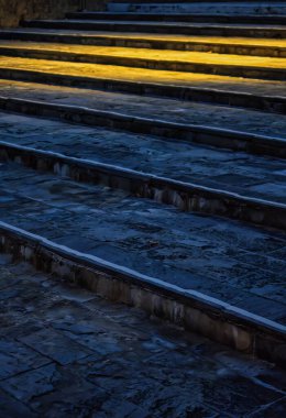 Annecy, Fransa - 11 Eylül 2020: Geceleri kaldırıma beton basamaklar vurularak aydınlatıldı