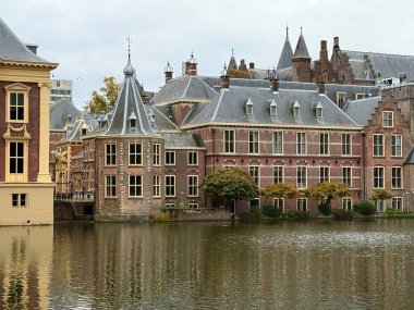 18 Ekim 2024 'te Den Haag Hollanda' daki sulara zarif binalar yansıyor. Sakin atmosfer şehrin büyüleyici mimarisini ve manzarasını vurguluyor..