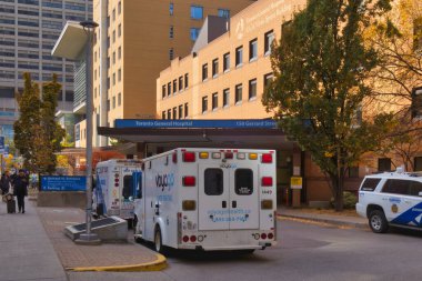 Toronto, Kanada - 25 Ekim 2022: Toronto Genel Hastanesi 'nin bulunduğu binada ambulanslar ve hastalar