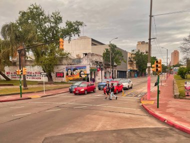 Montevideo, uruguay - 30 Ekim 2022: Bir grup insan şehir caddesinden yaya geçidine geçiyor.