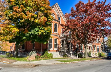 Kingston, Kanada - 23 Ekim 2022: Gündüz vakti devrilen ağaçlarla çevrili tarihi evler