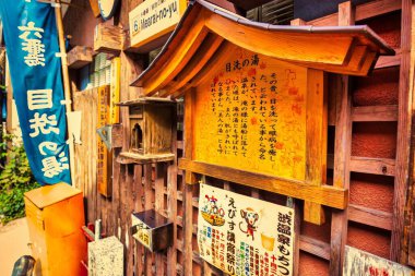 Yudanaka, Japonya - 24 Ekim 2017: Yudanaka 'daki bir binanın duvarında ahşap bir ilan tahtası