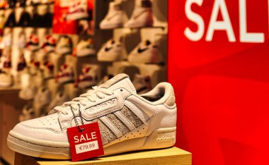 Lahey, Hollanda - 3 Ocak 2022: farklı ürünler indirimde ve bu spor ayakkabı mağazasının vitrininin arkasında sergileniyor