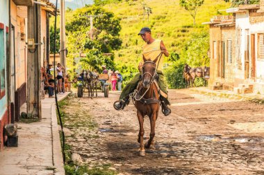 Trinidad, Küba - 15 Temmuz 2018: 18. yüzyılda hala taş kaldırımlı caddeleri olan eski bir İspanyol sömürge kasabası. Ana ulaşım modu zayıf beslenmiş atlar.