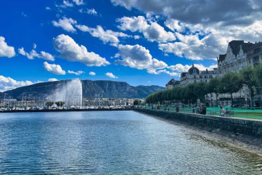 Cenevre, İsviçre - 08 Eylül 2022: Şehrin su cephesi ünlü çeşme, tarihi binalar ve Cenevre Gölü