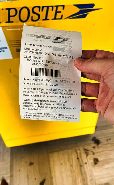Menthon Saint Bernard, Fransa - 19 Ekim 2021: Fransız postanesi tarafından iade edilen çevrimiçi satın alınmış ürün paketi alışverişi yapan kişi