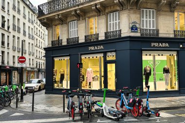 Paris, Fransa - 11 Nisan 2023: Prada markası lüks giysi ve eşyalar satan bir mağazanın üzerinde asılı duruyor.