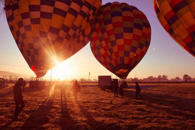 Napa, ABD - 17 Şubat 2013: Sabahın erken saatlerinde sıcak bir balon seyahati ve insanlar hazırlanıyor