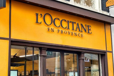 Lahey, Hollanda - 23 Ocak 2023: Fransız zinciri loccitane en provence 'in ön ve tabelalarının depolanması