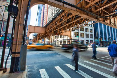 Chicago, ABD - 18 Eylül 2009: Şehir merkezindeki metro viyadük üzerinde ve halka denir