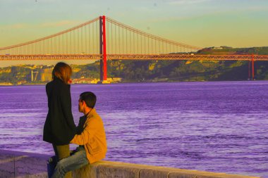 Lizbon, Portekiz - 7 Mart 2008: Tagus nehrinin önündeki köprüde iki aşık