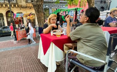 Buenos aires, Argentina - 29 Ekim 2022: San Telmo 'nun ünlü ve popüler Plaza Dorrego' su hafta sonları tezgahlar, müzik, tango gösterileri ve yemekten keyif alan insanlarla dolup taşıyor.