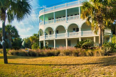 Charleston, Birleşik Devletler - 5 Kasım 2022: Charleston kıyı bölgesinde lüks bir ev veya gayrimenkul.