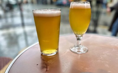 Paris, Fransa - 11 Nisan 2023: Saint Germain des Pres 'deki romantik restoran terasında sandalyeler ve masa bira bardakları ve Paris bulvarı