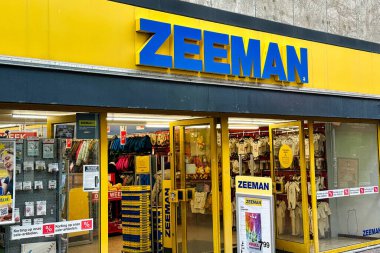 Lahey, Hollanda - 23 Ocak 2023: Düşük maliyetli Alman perakende mağazası Zeeman 'ın ön ve tabelaları