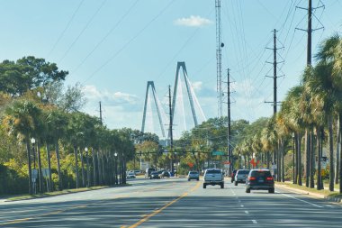 Charleston, Birleşik Devletler - Kasım 7 2022: Arabalar Charleston yakınlarındaki bir köprü yolunda ilerliyor, bakır nehir köprüsü.